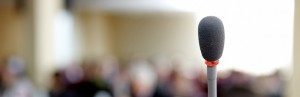 Mikrofon mit Menschen verschwommen im Hintergrund