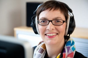 Porträt von Brigitte Hagedorn mit Kopfhörern, unterstützt bei Podcast selbst erstellen