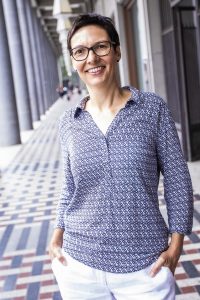 Brigitte Hagedorn, zwischen Ladenlokal und Säulen