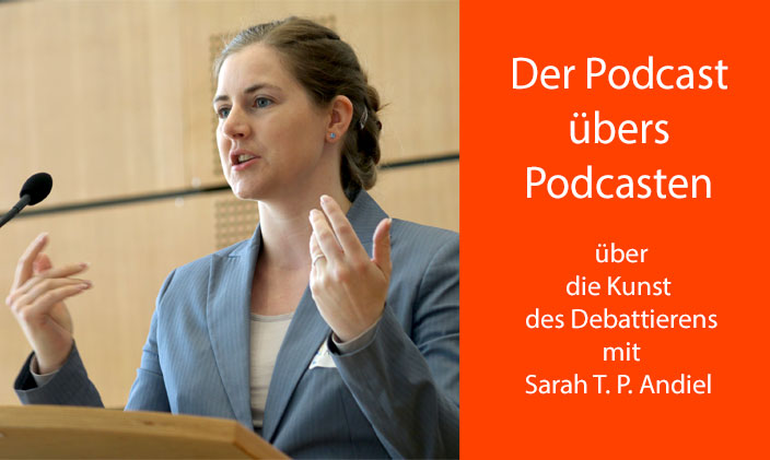 Sarah T. P. Andiel am Rednerpult daneben Text auf orangenem Hintergrund: Der Podcast übers Podcast über die Kunst des Debattierens mit Sarah T. P. Andiel
