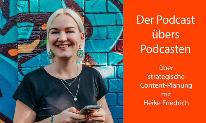 Heike Friedrich mit Smartphone. Rechts davon orangenes Textfeld: Der Podcast übers Podcasten über strategisches Contentmarketing