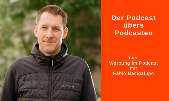 Halbtotale Fabio Bacigalupo daneben Text: Der Podcast übers Podcasten über Werbung im Podcast mit Fabio Bacigalupo