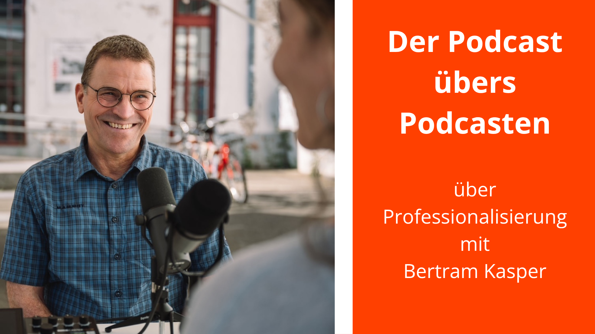Haöbtotale Bertram Kasper im Vordergrund Mikrofone und angeschnittene Schulter. Text rechts daneben: Der podcast übers Podcasten über Professionalisierung mit Bertram Kasper.